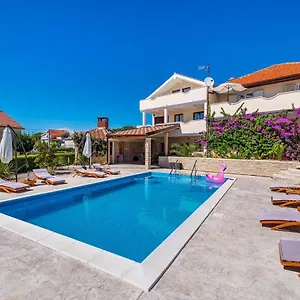 Appartement Merita With Pool, Sveti Filip i Jakov